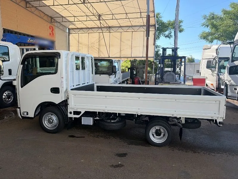 作業前の状態です。車両側面に鼠穴（ロープ通し穴）の取り付け加工を行います。