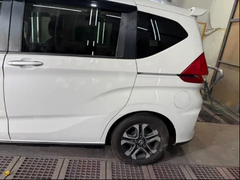 [ホンダ フリード] | 左側面パネルの損傷修復とフロントドア交換