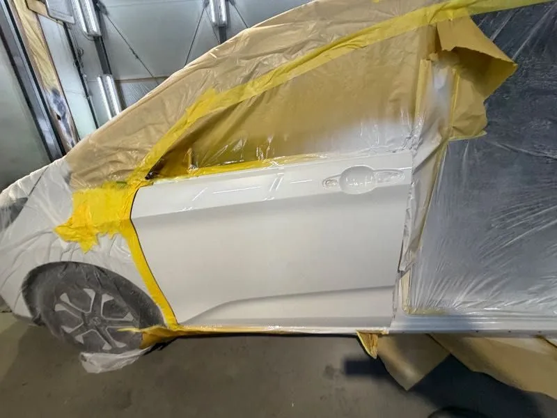 交換するフロントドアの塗装工程です。現車に合わせて色合わせを行います。
